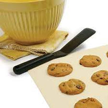 Load image into Gallery viewer, Favourite spatula, black solid. Dishwasher safe, heat resistant to 500 degrees. Beveled edge, comfort grip